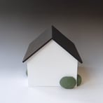 PRS2303 There’s no place like home (any more), 2023, h.24x26x29cm., stoneware-porcelain-stains-vinyl paint-MDF board, TerraDelft2