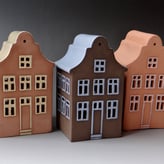 SH D3-4-6 Delfts huisje, h.14,5x9x8cm, gegoten aardewerk, TerraDelft
