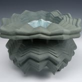 MdeG 2023-02, h.26,5xd.40cm, steengoed-engobe-glazuur, foto Ron Zijlstra