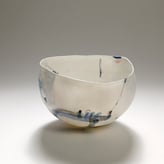 03 Floating in Time, 16x16xh9,5cm, 2024, porselein, pigmenten, onderglazuren, houtgestookt 1270C, foto Dirk Theys 1