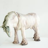 Horse with no name, 2023, h.39x64x25cm, aardewerk, glazuur, katoen
