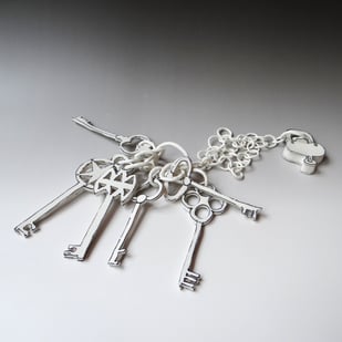 K M2504 Bunch of Keys on Chain and Padlock, 2025, Porcelain, L.57cm, Keys 14 18cm, Terra Delft1