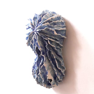 HT2410 Blauw-wit wandobject, h.21,5x12x8cm, TerraDelft2