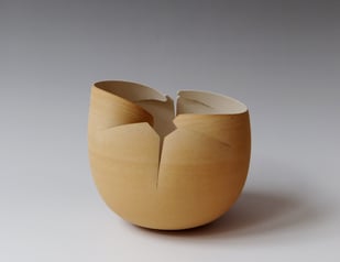 ASB03-Coquille-1658-16x17x16cm-ocre-white-stoneware-TerraDelft-3