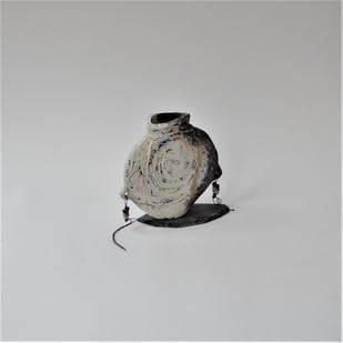 McW21-6 Majiayao Vase S3, h.16,5x16,5x3cm, woodfired stoneware on slate foot - porcelain beads on wire, TerraDelft2