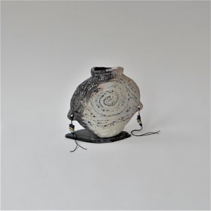 McW21-6 Majiayao Vase S3, h.16,5x16,5x3cm, woodfired stoneware on slate foot - porcelain beads on wire, TerraDelft4