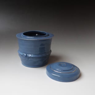 Z X1902 Dekselpot Blauw Goud, H.13xd.13cm, Terra Delft 1