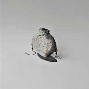 McW21-6 Majiayao Vase S3, h.16,5x16,5x3cm, woodfired stoneware on slate foot - porcelain beads on wire, TerraDelft5