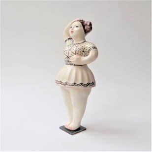 Villaverde 5; Standing woman, h.33,5x14x12cm, TerraDelft2
