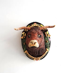 #252 Raging Bull, Wallpiece, H.21x18x18cm, Stoneware Glaze Goldluster 1, Terra Delft
