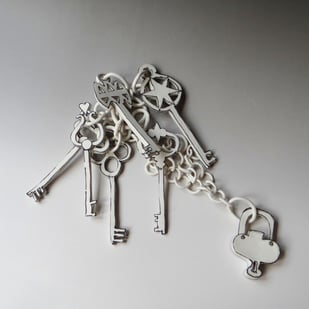 K M2504 Bunch of Keys on Chain and Padlock, 2025, Porcelain, L.57cm, Keys 14 18cm, Terra Delft3