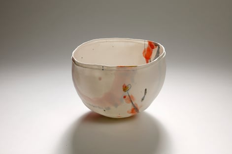 06 Crimson Moon 17,5x16xh13cm, 2024, porselein, pigmenten, onderglazuren, houtgestookt 1270C, foto Dirk Theys 1