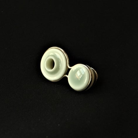 JB22-BD-S22-47, Brooch, porcelain-celadon-silver, 3,3x1,9cm, TerraDelft1