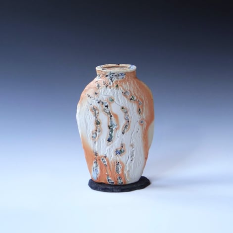 McW241, Vase object, h.19x12x4cm, woodfired porcelain on slate base, TerraDelft