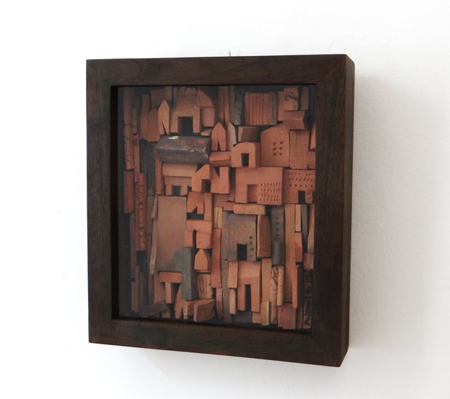 Home for the Homeless 2602, H.25,5x23x6cm, Keramiek, Lijst Glas