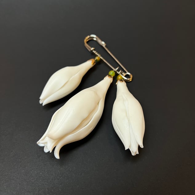 6 White Floral Brooch, 10x7x3cm, Terra Delft